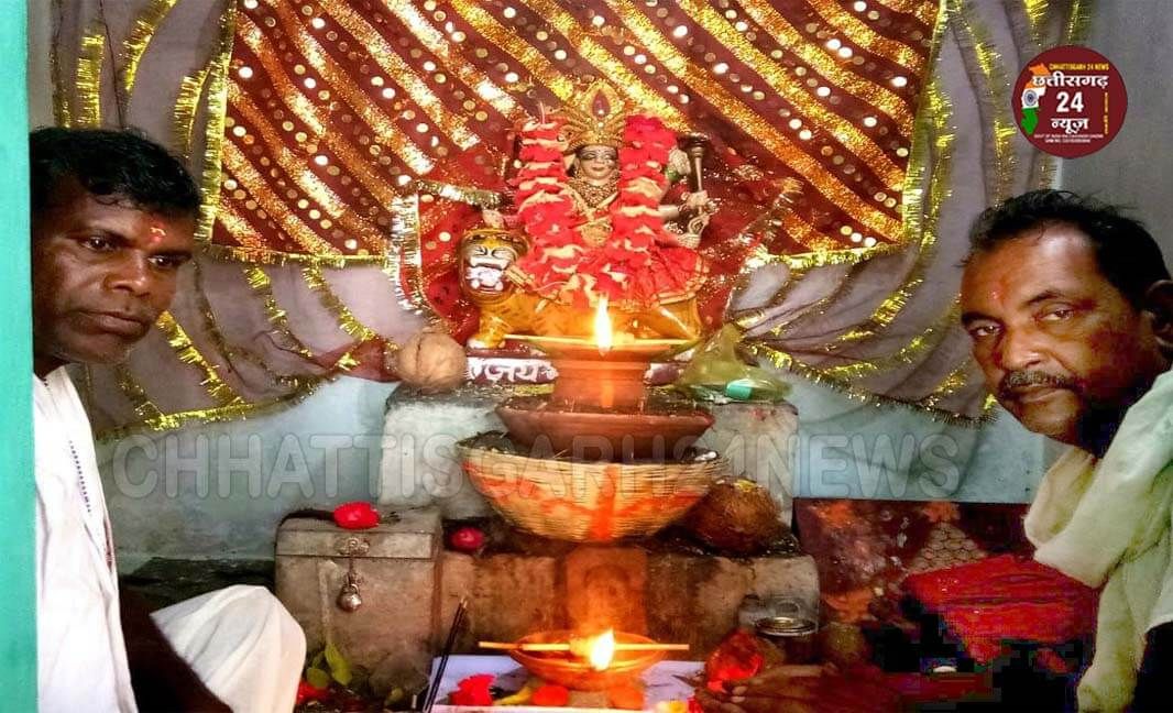 मां दुर्गा देवी मंदिर की भव्य महाआरती में शामिल हुए लोक गायक लक्की राजपूत