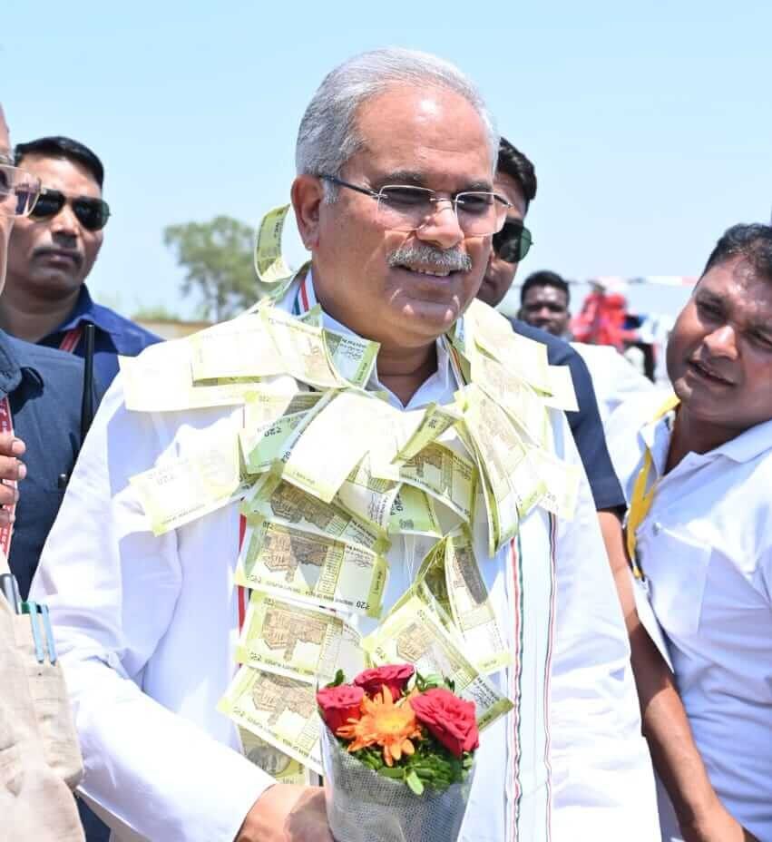 मुख्यमंत्री निकुम हेलीपैड पहुंचे, किसानों ने 20-20 रुपए के नोटों से बनी माला पहनाकर मुख्यमंत्री का स्वागत किया
