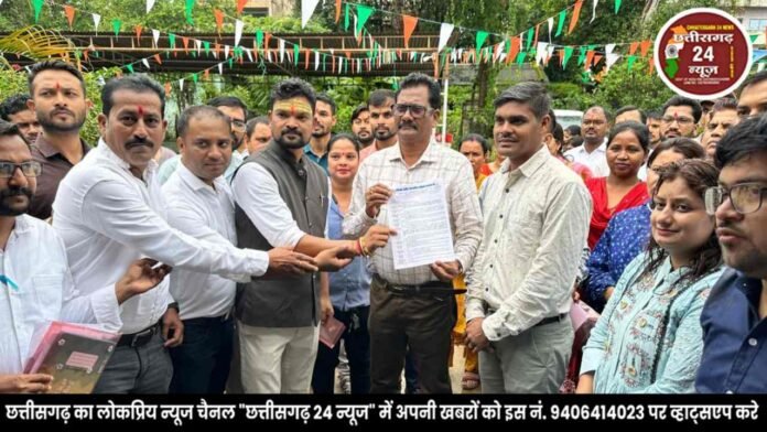 व्यावसायिक प्रशिक्षकों ने मां दंतेश्वरी के चरणों में लगाई अर्जी, डीओ एवं कलेक्टर को सौंपा ज्ञापन