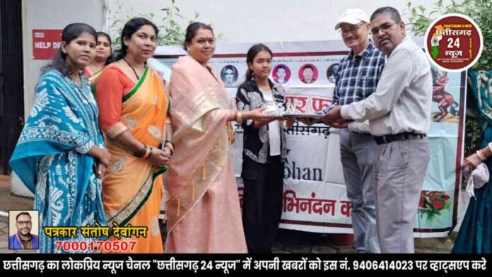 तान्या निषाद को पढ़ाई के लिए आरोहण फाउंडेशन ने भेंट किया लैपटॉप
