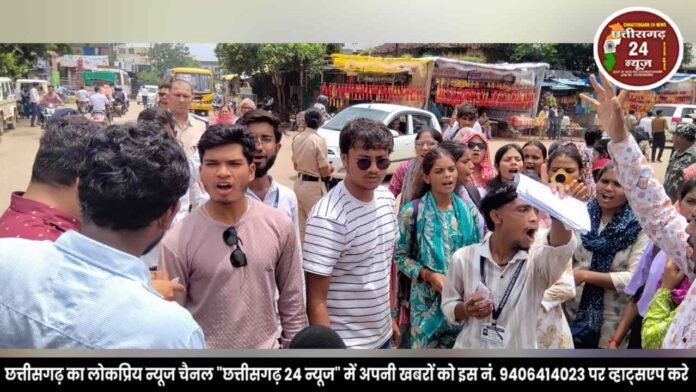 अभाविप ने खोला मोर्चा राजनांदगांव कवर्धा स्टेट हाइवें किया चक्काजाम