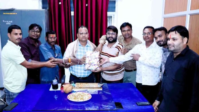 जनसंपर्क अधिकारी चंद्रेश ठाकुर के स्थानांतरण पर कर्मचारियों ने दी विदाई