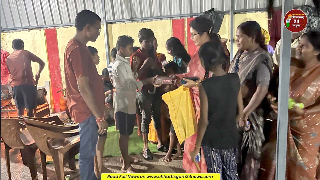 ग्राम कोलियारी में बाढ़ प्रभावित परिवारों से मिलीं सभापति मोनिका ऋषभ देवांगन