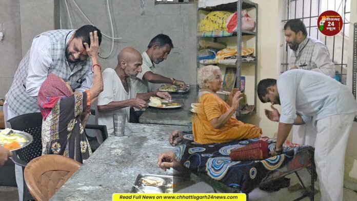 विवेकानंद विचार मंच पहुंचा वृद्धजनों के बीच