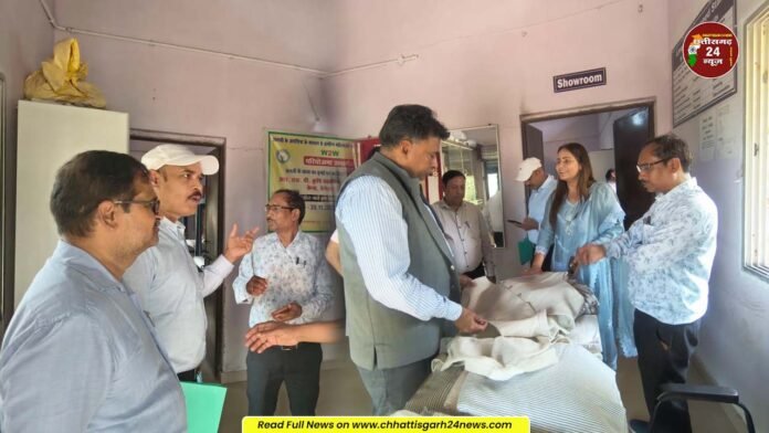 बेमेतरा में अलसी के डंठल से लिनेन निर्माण इकाई का अवलोकन