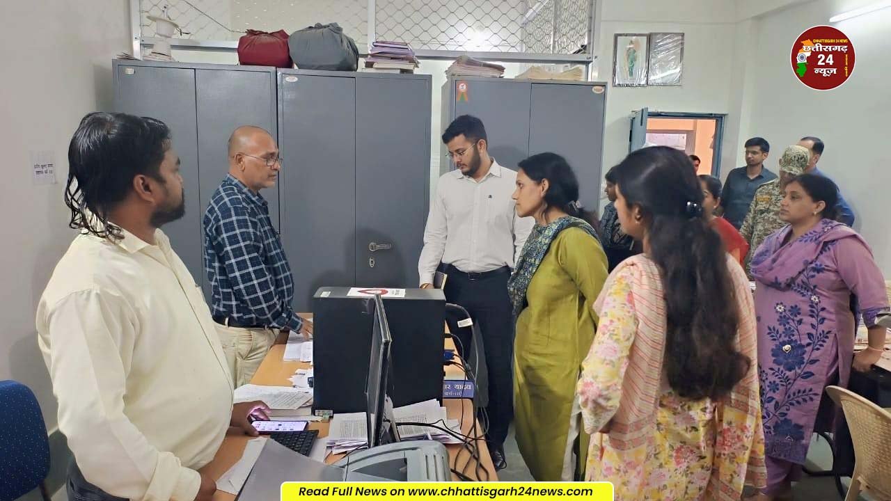 कलेक्टर ने कलेक्ट्रेट के सभी विभागों का किया औचक निरीक्षण, दिए आवश्यक निर्देश