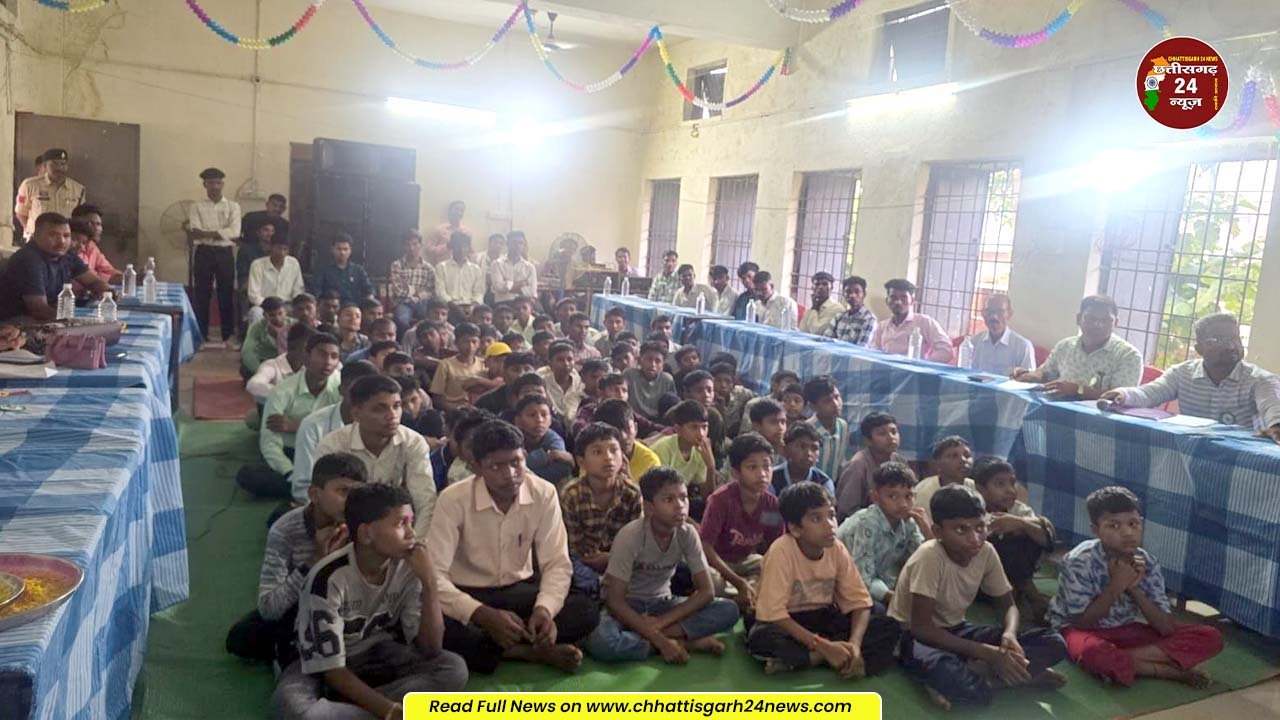 शासकीय पोस्ट मैट्रिक आदिवासी बालक छात्रावास अंबागढ़ चौकी में शपथ ग्रहण समारोह संपन्न